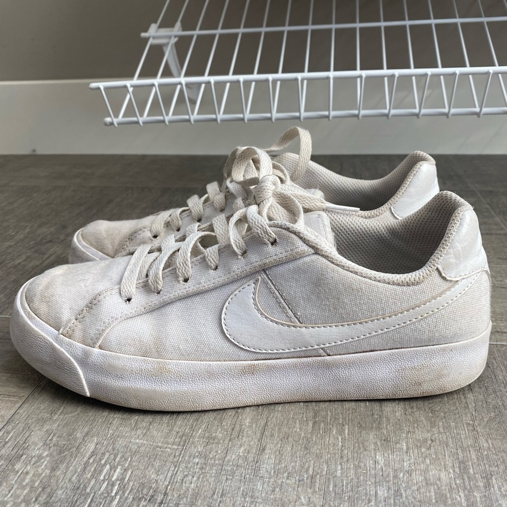 Women’s Nikes Size 7.5